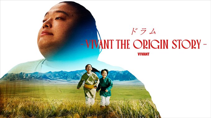 ドラムを背景に草原を笑顔で走る兄弟