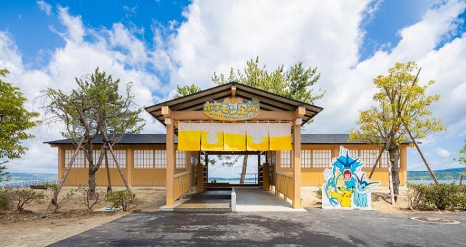 ポケモンの看板が立っているポケモン足湯の入り口