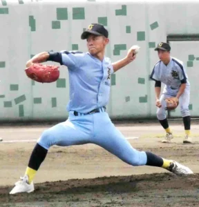 マウンドに立ち、左腕で球を投げている前田投手